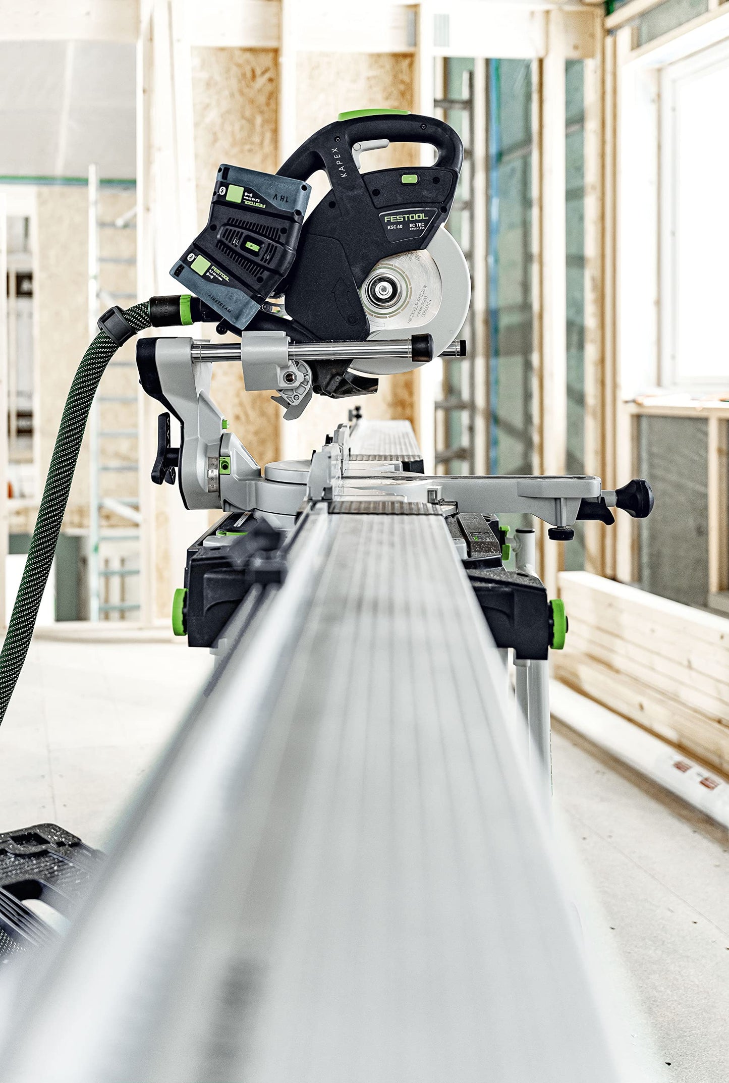 Festool Akku-Kapp-Zugsäge KSC 60 EB-Basic KAPEX (mit Sägeblatt, Schraubzwinge, LED-Schlaglicht, Winkelschmiege, Erhöhung, Staubfangbeutel, Innensechskantschlüssel)