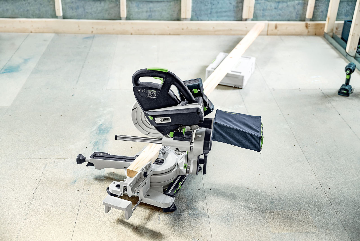Festool Akku-Kapp-Zugsäge KSC 60 EB-Basic KAPEX (mit Sägeblatt, Schraubzwinge, LED-Schlaglicht, Winkelschmiege, Erhöhung, Staubfangbeutel, Innensechskantschlüssel)